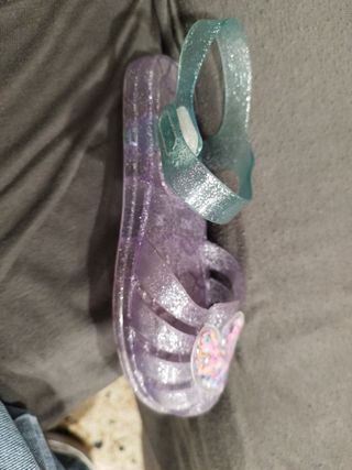 Chancletas transparentes con corazón brillante