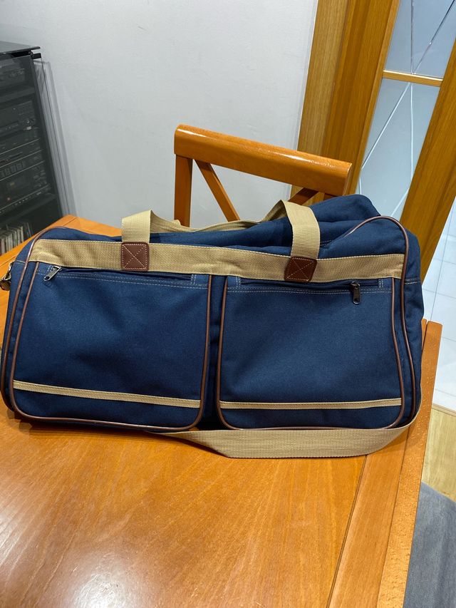 Bolsa de viaje azul y marrón