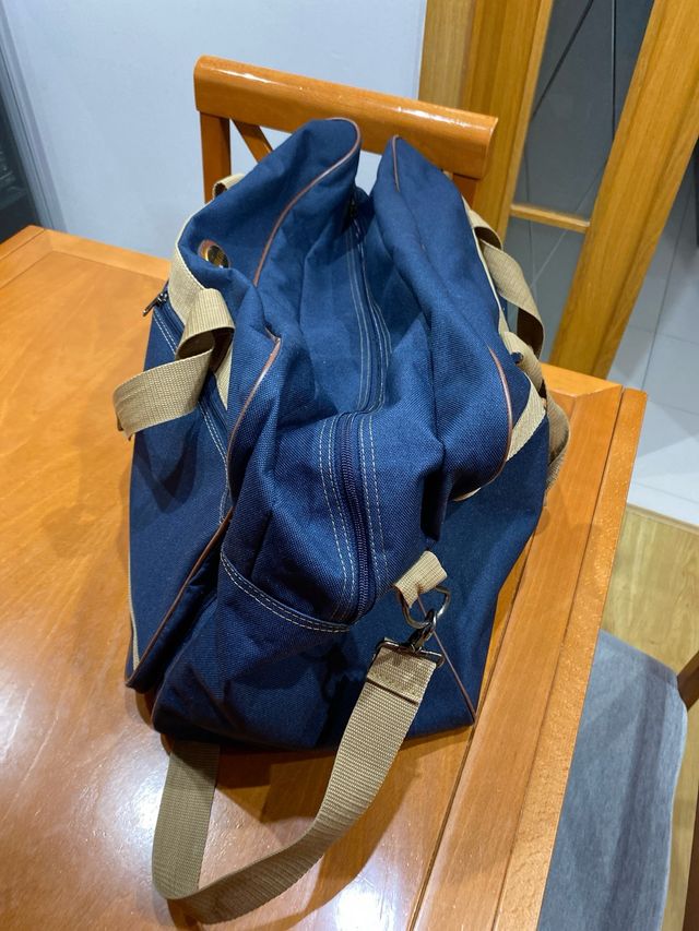 Bolsa de viaje azul y marrón