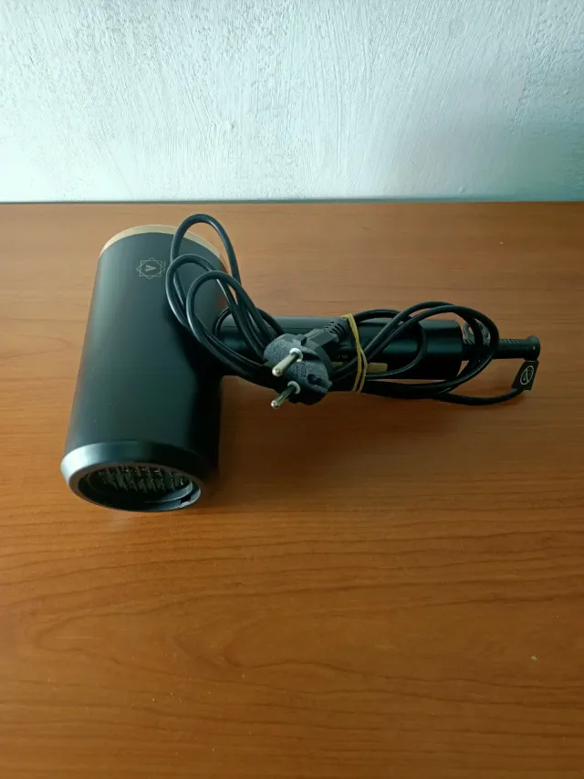 Secador de pelo negro y dorado