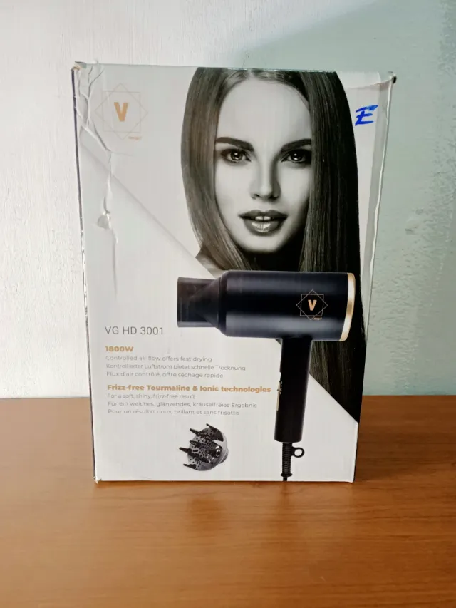 Secador de pelo negro y dorado