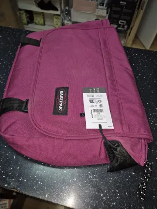 Eastpak Delegate Bolso Bandolera Morado/Negro