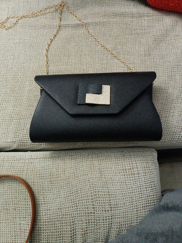 Bolso de fiesta negro con detalles dorados