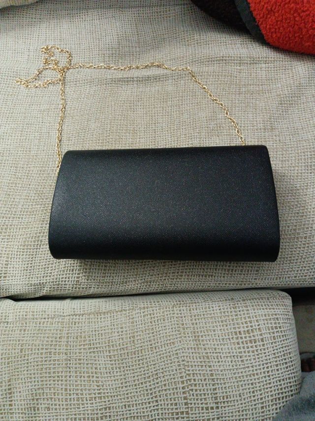 Bolso de fiesta negro con detalles dorados