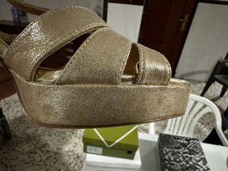 Zapatos de tacón dorados talla 41