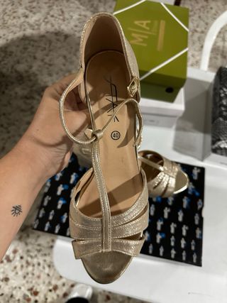 Zapatos de tacón dorados talla 41