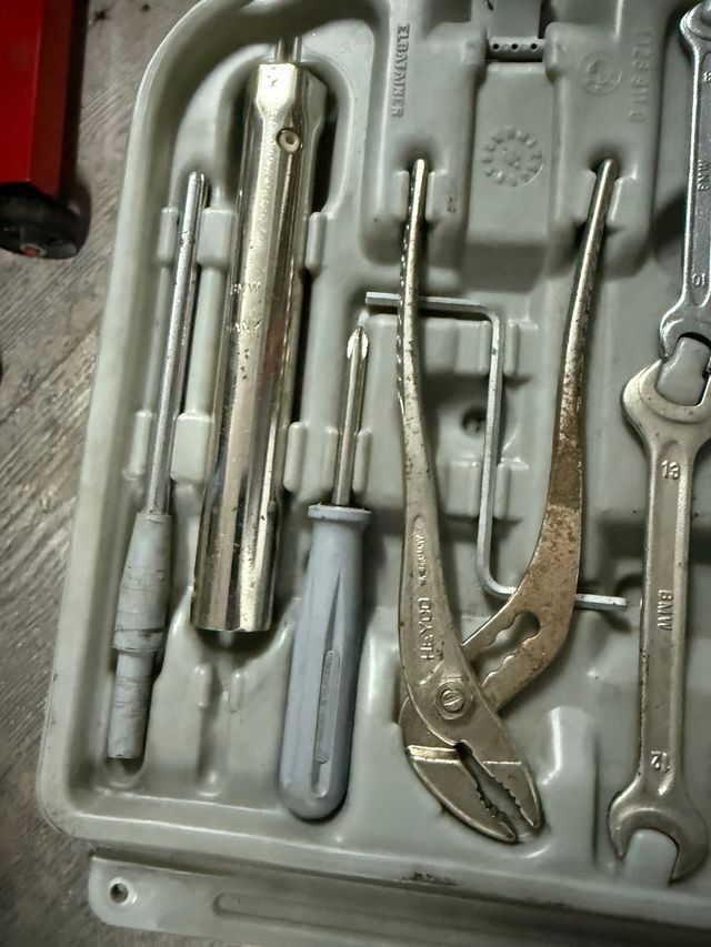 Maletín Herramientas BMW E30 OEM Completo 1128 911
