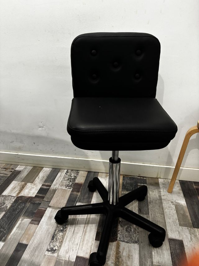 Silla estética regulable en altura