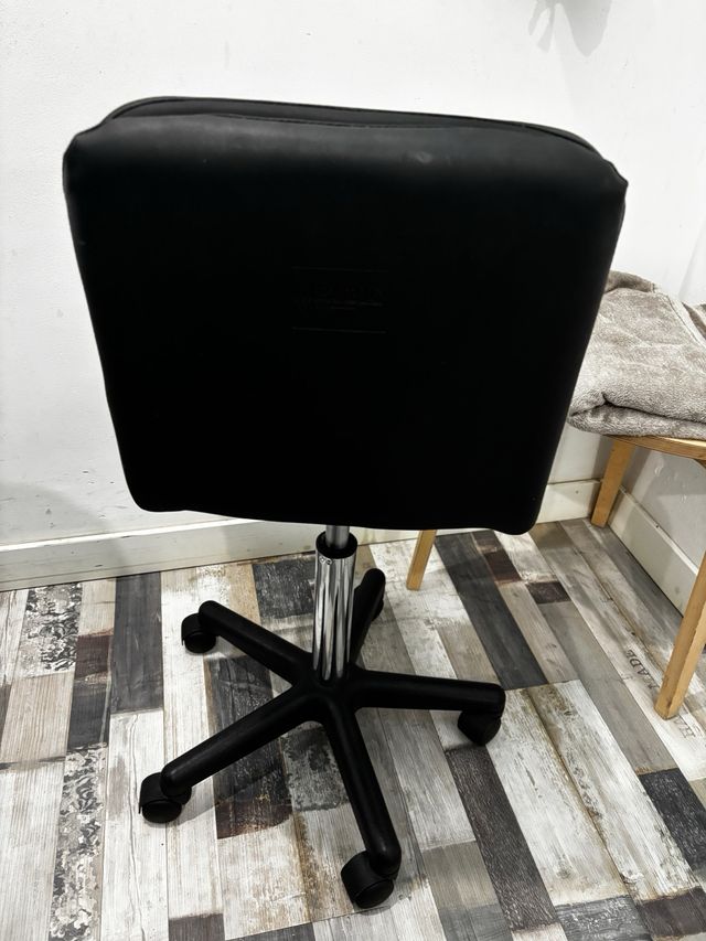 Silla estética regulable en altura