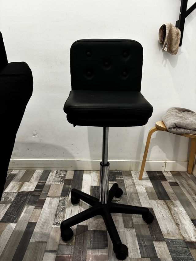 Silla estética regulable en altura