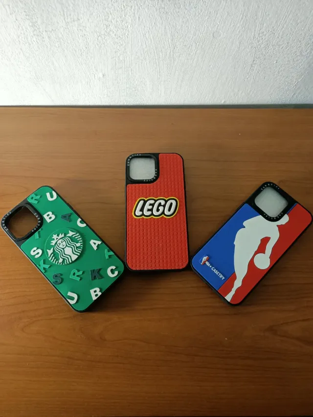 3 Carcasas Casetify: Lego, NBA, Starbucks