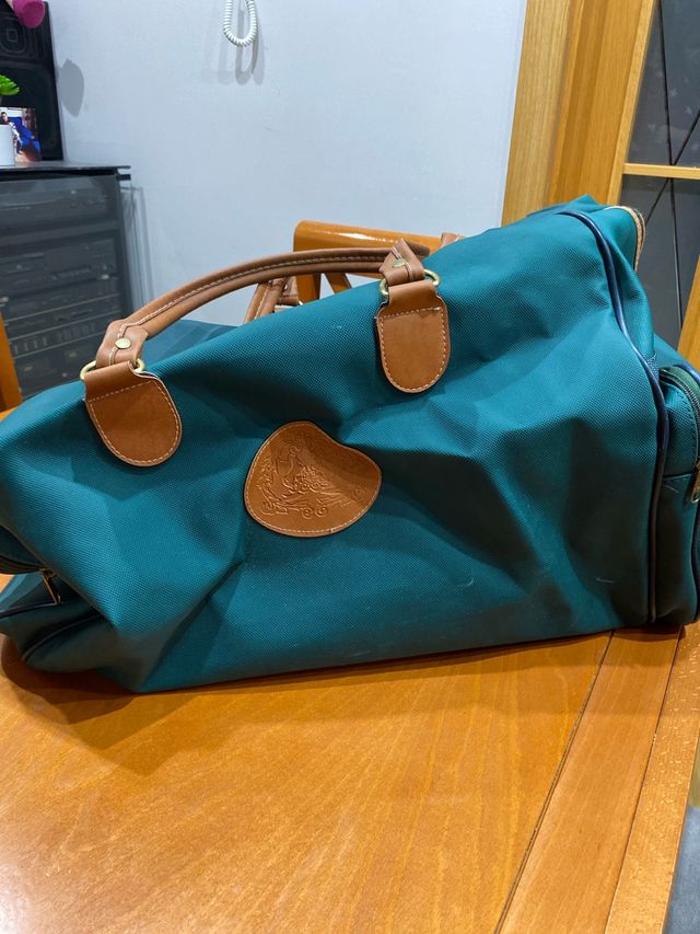 Bolsa de viaje verde y marrón