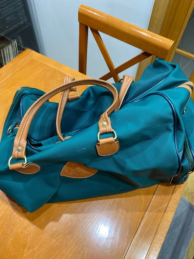 Bolsa de viaje verde y marrón