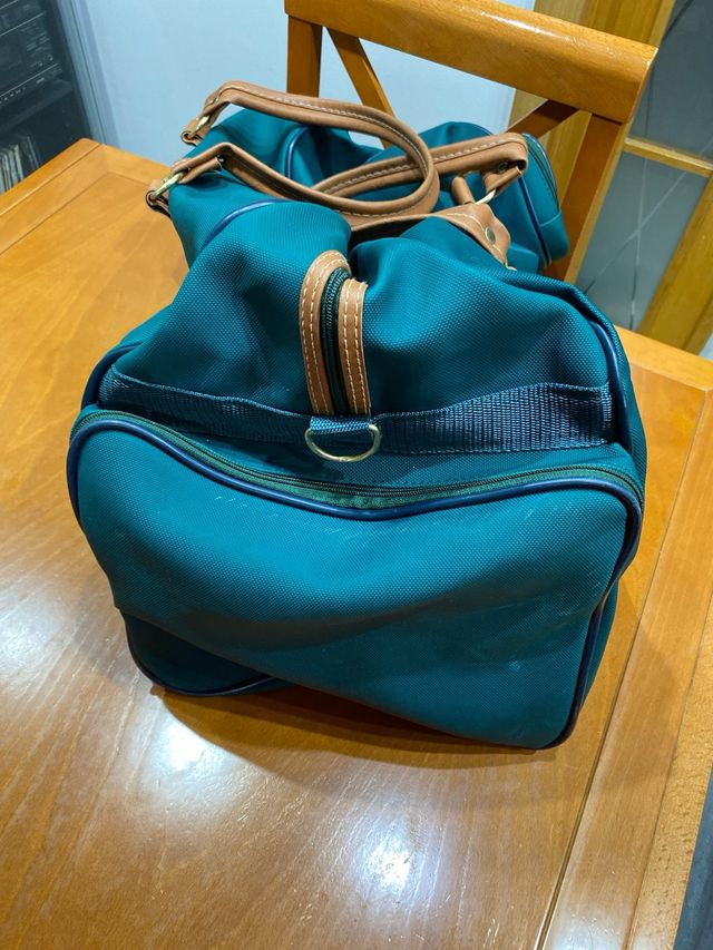 Bolsa de viaje verde y marrón