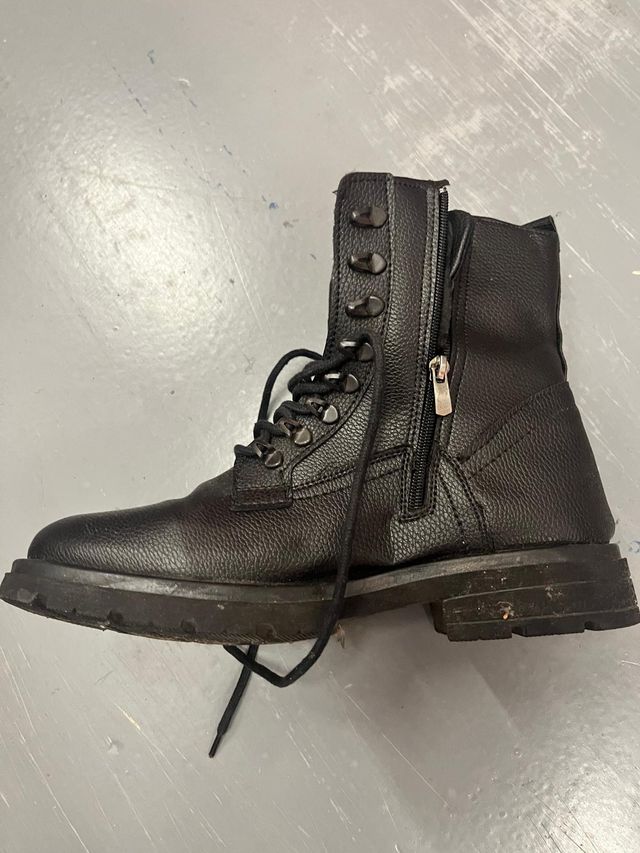 Botas negras con cordones y cremallera