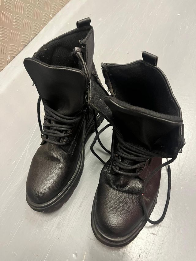 Botas negras con cordones y cremallera