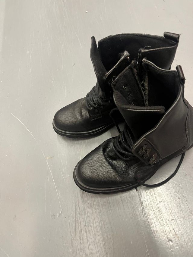 Botas negras con cordones y cremallera