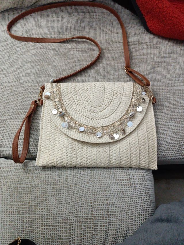 Bolso de playa beige con adornos dorados