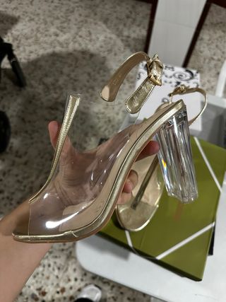 Zapatos de tacón transparente y dorados talla 41