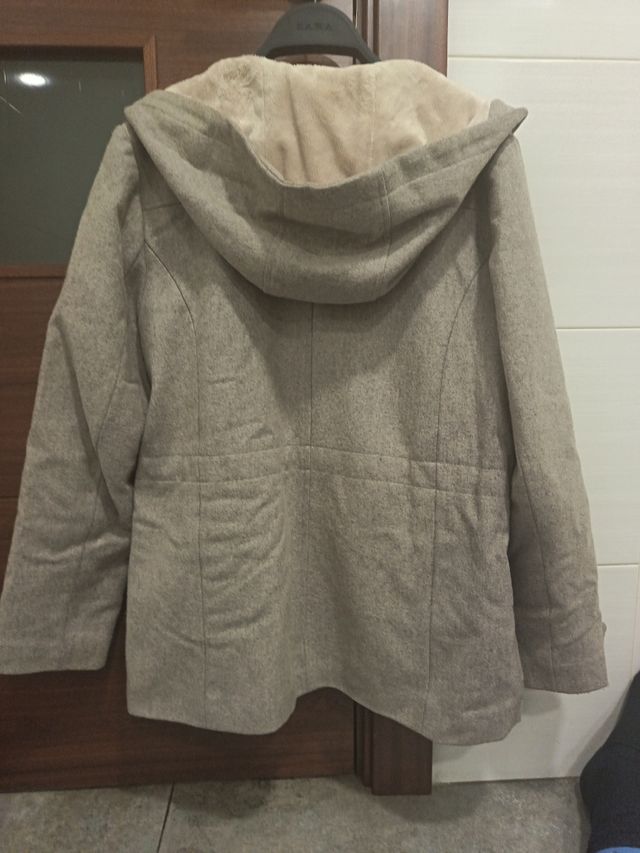 Abrigo corto con capucha color piedra