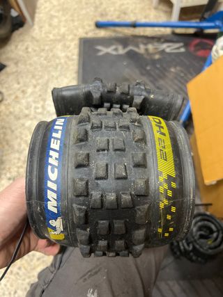Cubierta Michelin DH 22 27.5 2.4 usada