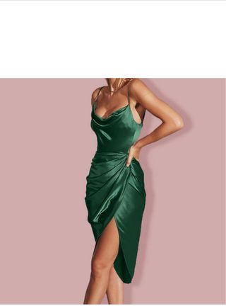 Vestido verde satinado con abertura