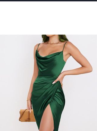 Vestido verde satinado con abertura