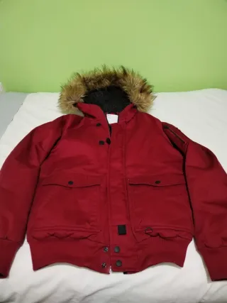Cazadora/Abrigo Bershka roja con capucha y pelo
