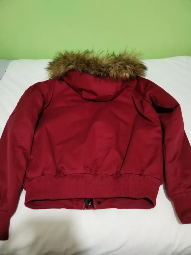 Cazadora/Abrigo Bershka roja con capucha y pelo