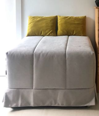 Puff cama convertible en tela y metal