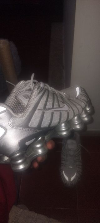Tênis Nike Shox Prata e Branco
