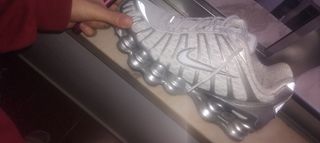 Tênis Nike Shox Prata e Branco