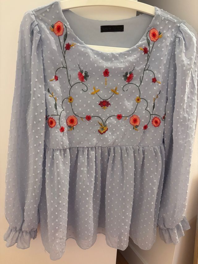 Blusa celeste bordada