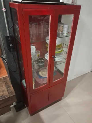 Vitrina médica antigua roja