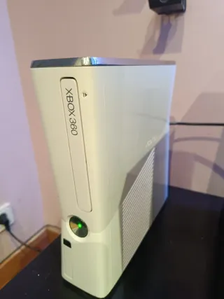Xbox 360 Slim Blanca + 2 Mandos