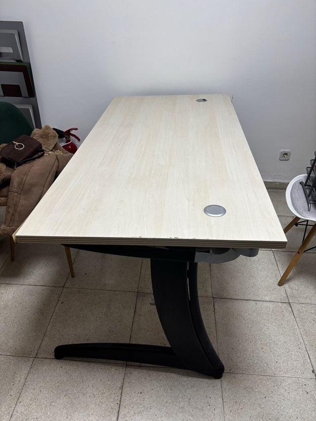 Mesa de despacho de madera clara