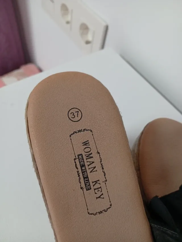 Sandalias cuña Womanity negras y beige T37