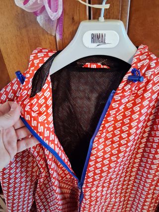 Chaqueta chubasquera roja y blanca Talla S