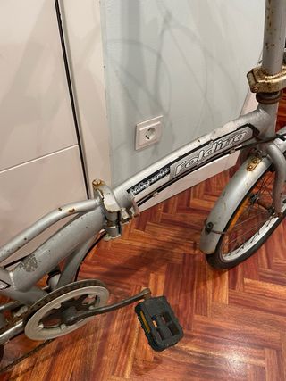 Bicicleta plegable plateada