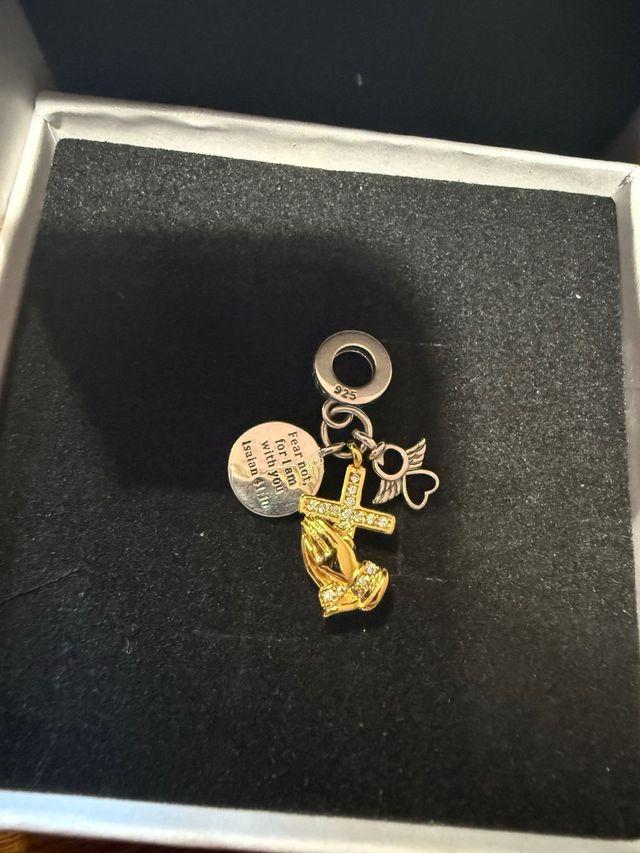 Colgante Fear not Manos Orando Cruz