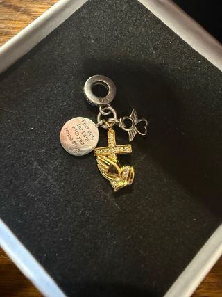 Colgante Fear not Manos Orando Cruz