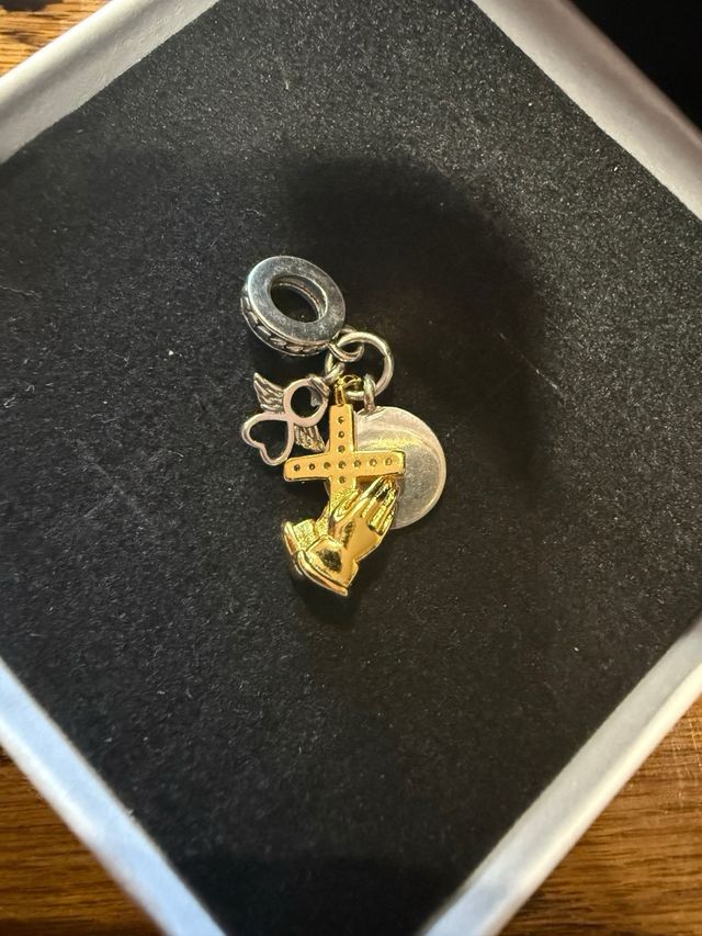 Colgante Fear not Manos Orando Cruz