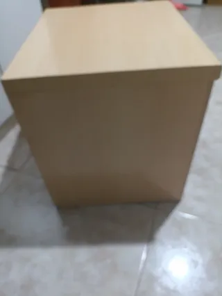 Mesita auxiliar madera y plástico