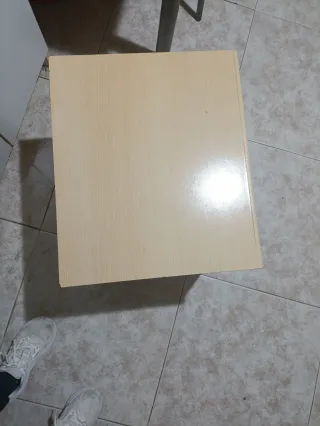 Mesita auxiliar madera y plástico