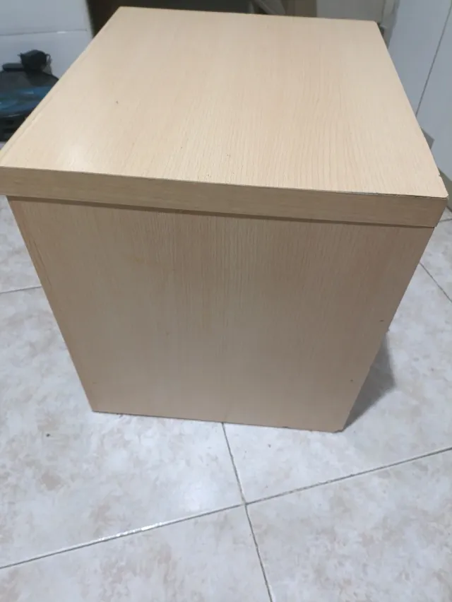 Mesita auxiliar madera y plástico