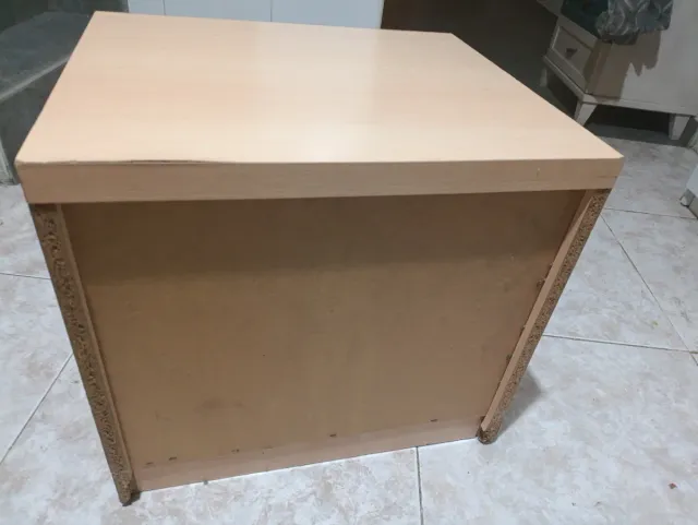 Mesita auxiliar madera y plástico