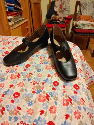 Zapatos negros de señora con tira