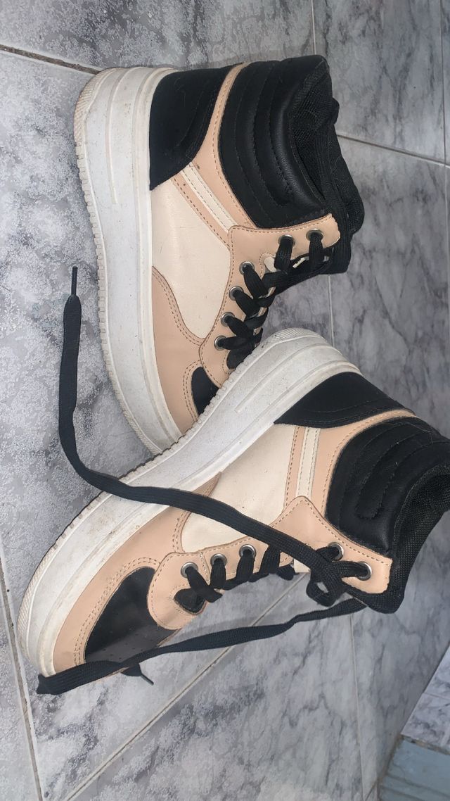 Zapatillas altas beige y negras