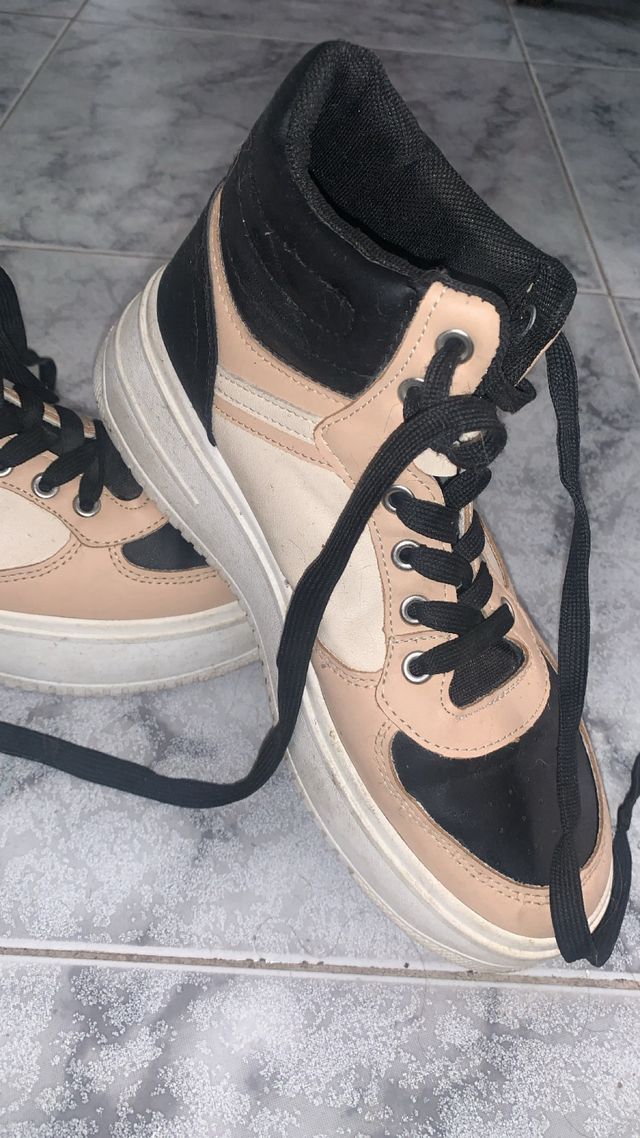 Zapatillas altas beige y negras