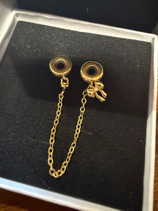 Charm con cadena y lazo dorado